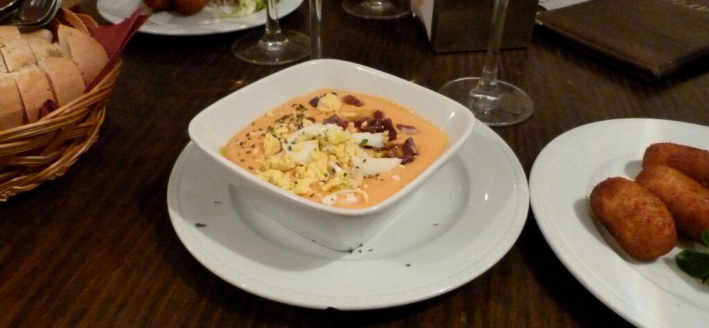 Todo el mundo sabe lo que es un gazpacho o un buen salmorejo Cordobés, pero con estos cursos de gastronomía, sabrás hacerlo a la perfección y saborearlo con tus amigos y amigas...